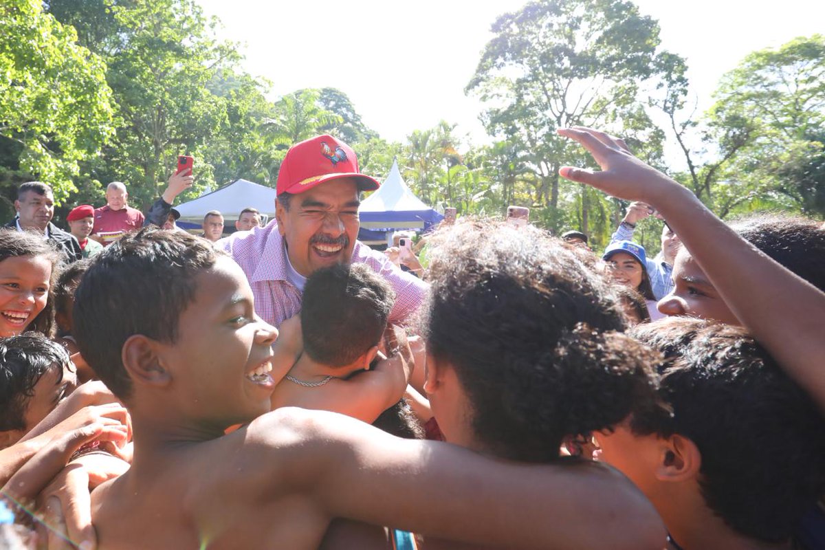 Prensa Presidencial (@presidencialven) on Twitter photo #Entérate📰Desde el Parque Recreacional Vinicio Adames, estado Miranda, el Mandatario <a href="/NicolasMaduro/">Nicolás Maduro</a> felicitó a la presidenta del Instituto Nacional de Parques (Inparques), Rosinés Chávez, por el óptimo desempeño y mantener en primer nivel el Sistema de Parques Nacionales. #Entérate📰Desde el Parque Recreacional Vinicio Adames, estado Miranda, el Mandatario <a href="/NicolasMaduro/">Nicolás Maduro</a> felicitó a la presidenta del Instituto Nacional de Parques (Inparques), Rosinés Chávez, por el óptimo desempeño y mantener en primer nivel el Sistema de Parques Nacionales.