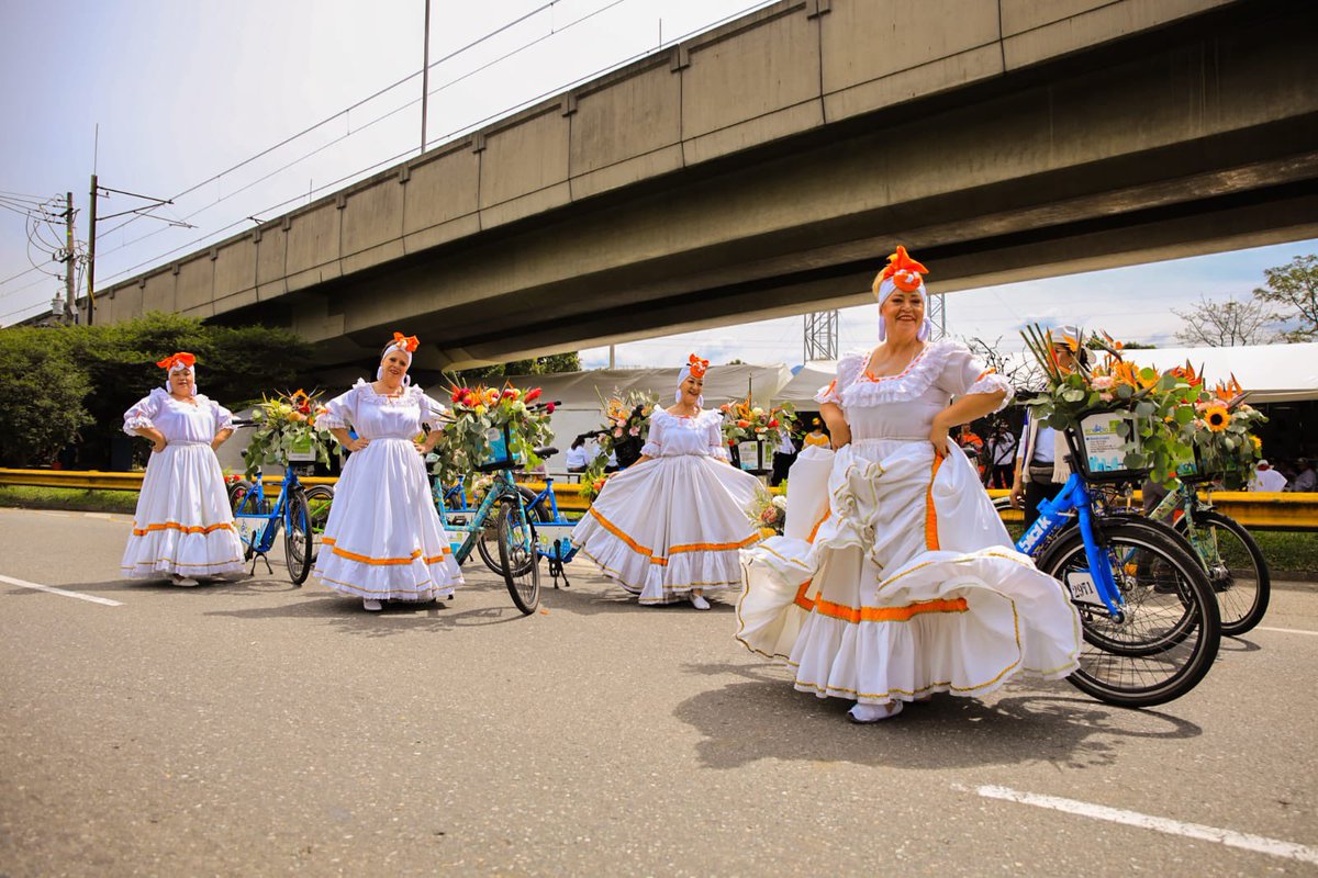 Paula Palacio Salazar (@palaciopaula) on Twitter photo Con nuestras bicis de @encicla, listos para el Desfile de Carrozas y Comparsas de Vía Primavera 🌺 🌸🌼 <a href="/Areametropol/">Área Metropolitana del Valle de Aburrá</a> #MedellínTeQuiere en la Feria de las Flores Con nuestras bicis de @encicla, listos para el Desfile de Carrozas y Comparsas de Vía Primavera 🌺 🌸🌼 <a href="/Areametropol/">Área Metropolitana del Valle de Aburrá</a> #MedellínTeQuiere en la Feria de las Flores