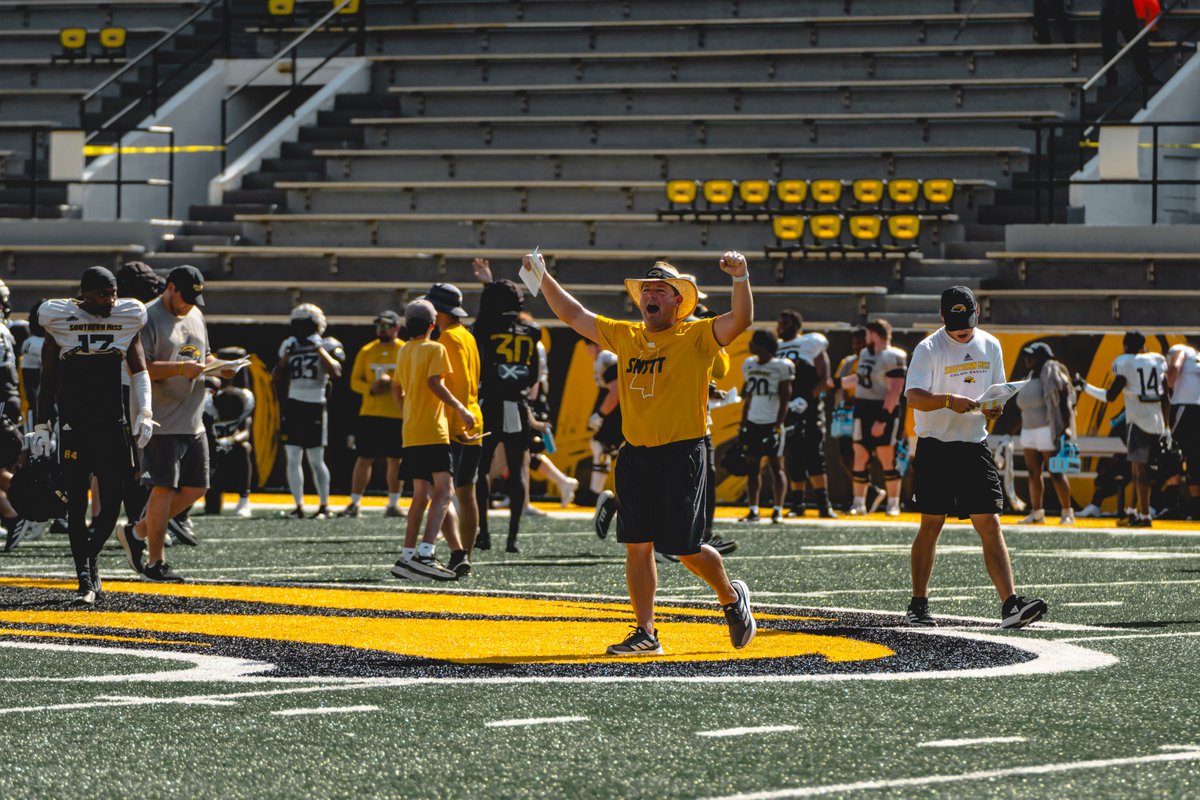 SouthernMissFB's tweet photo. Happy Thursday! 🔝

@Coach_Hall7 | #SMTTT https://t.co/C4nBsFABgN