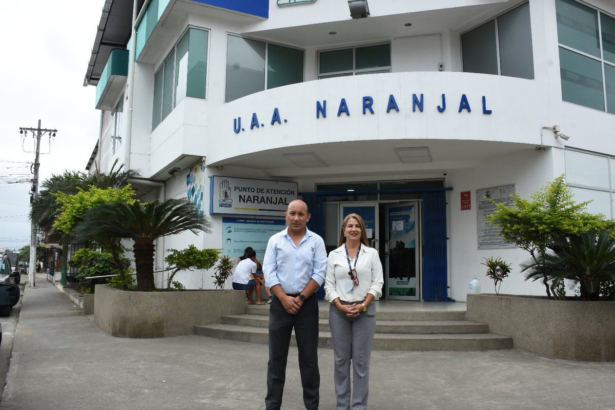 IESSGuayas's tweet photo. #Guayas | La directora Provincial, @EstherGarciaO, visitó el Centro de Salud Naranjal, junto al Director Administrativo @FelixPilcoGye, donde verificó la atención adecuada de los asegurados y constató el abastecimiento de la unidad médica. https://t.co/GzI1ZcapHr