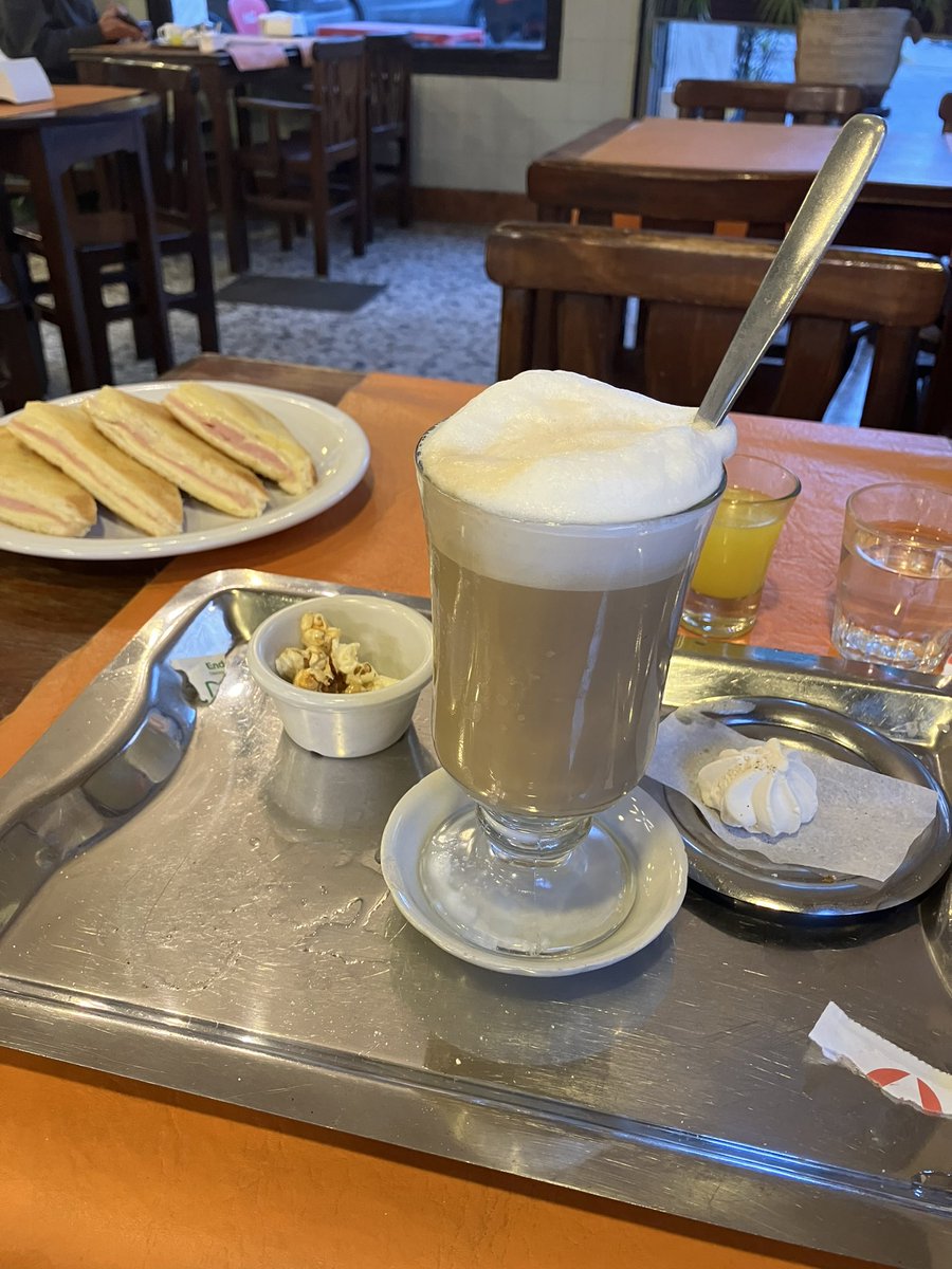 Algunos boliches marcan la diferencia en Montevideo. Pedís un capuchino y te agregan agua, jugo de naranja y pororó. Buen detalle