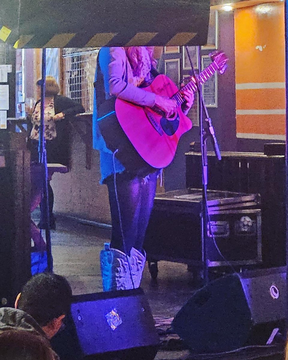 Had a lovely time playing @themooncardiff again tonight for @ffrindiaugigiau What an amazing organisation, making such a difference—beautiful team of people. It’s incredible that events like this are being held to bring people together to listen to live music ❤️🎶