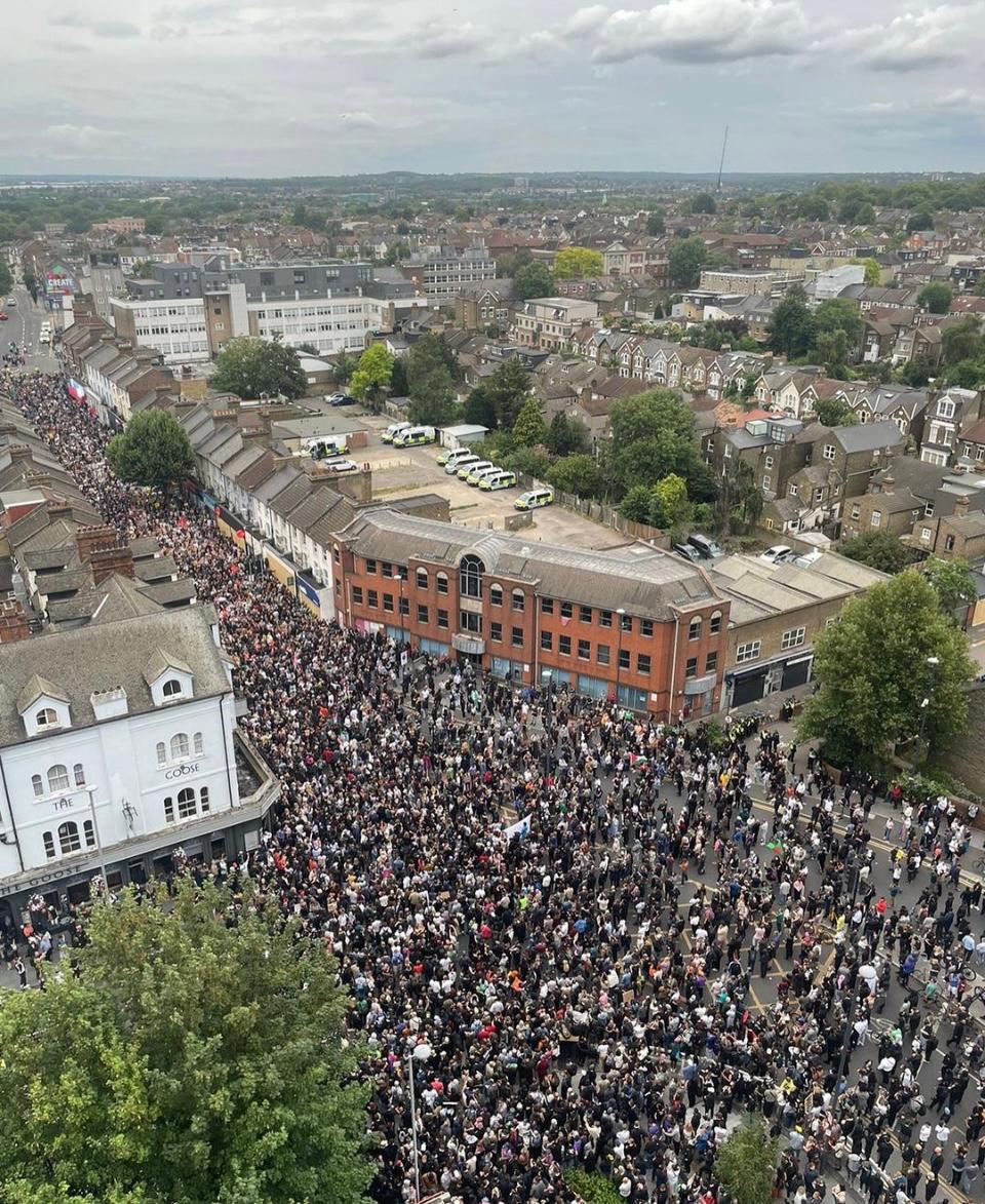 Waltham Forest Trades Council joined the thousands at the #antiracist, #antifascist protest in #E17 tonight following the right's call to attack a refugee help centre in Walthamstow. Whose streets? OUR STREETS!
#StandUpToRacism