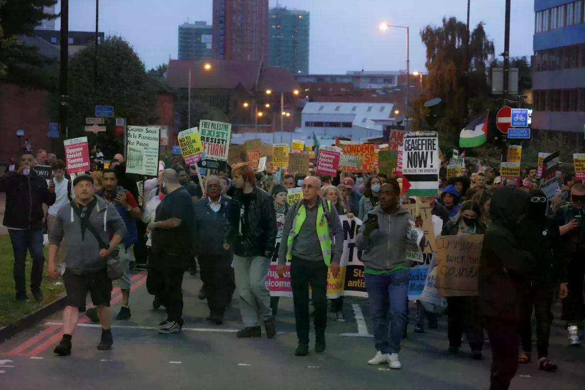 Hundreds of anti-racism campaigners formed a lively counter- protest this evening, August 7, to protect a refugee and migrant centre that was threatened with far-right violence in Birmingham.