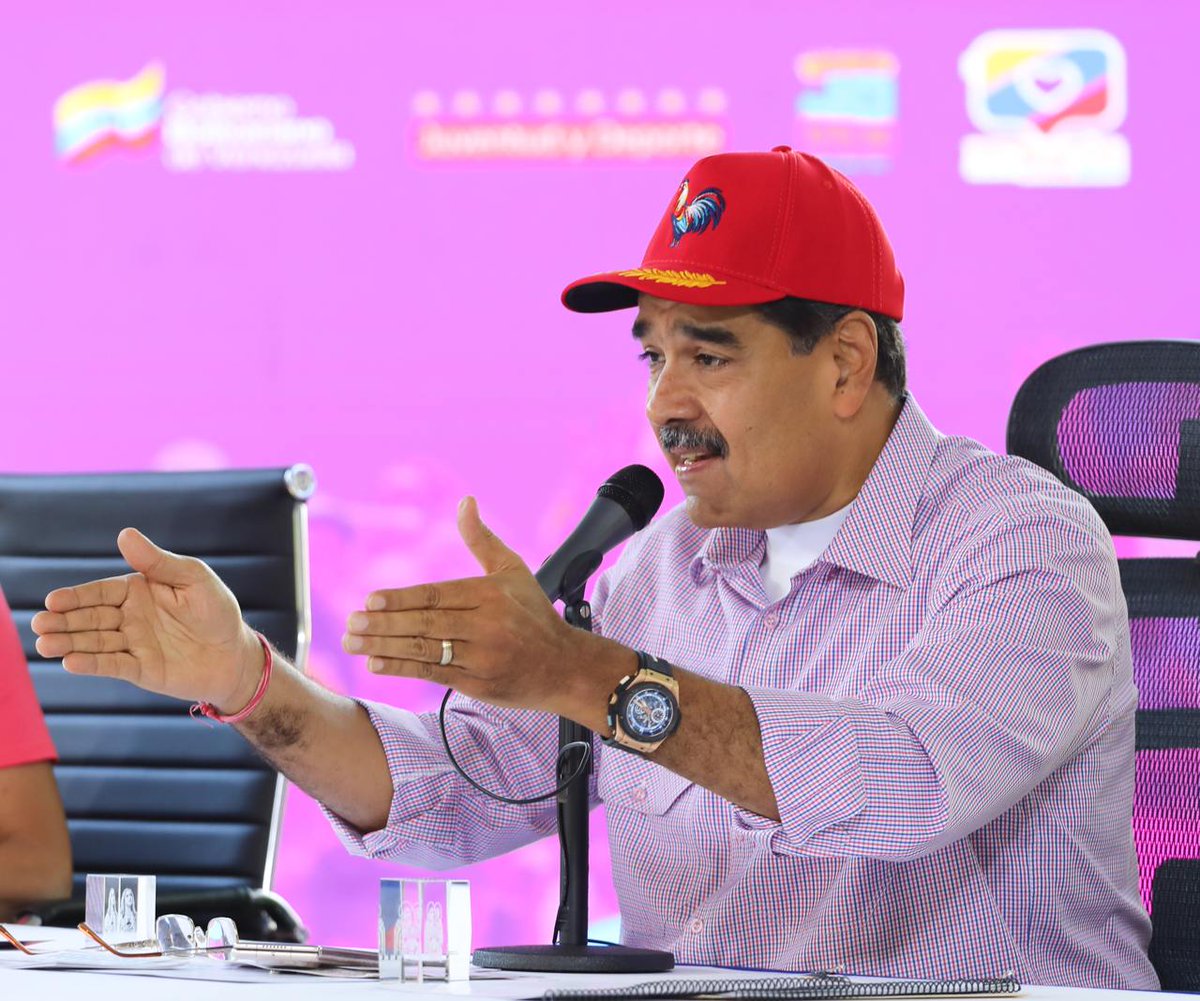 #AsíLoDijo📰“No fue la juventud venezolana, fue un grupo de criminales contratados, entrenados, el 80 % entrenados en campos, en Texas, Colombia, Perú y Chile”, enfatizó el presidente <a href="/NicolasMaduro/">Nicolás Maduro</a>, al referirse a los “comanditos” que encabezaron la destrucción de escuelas,