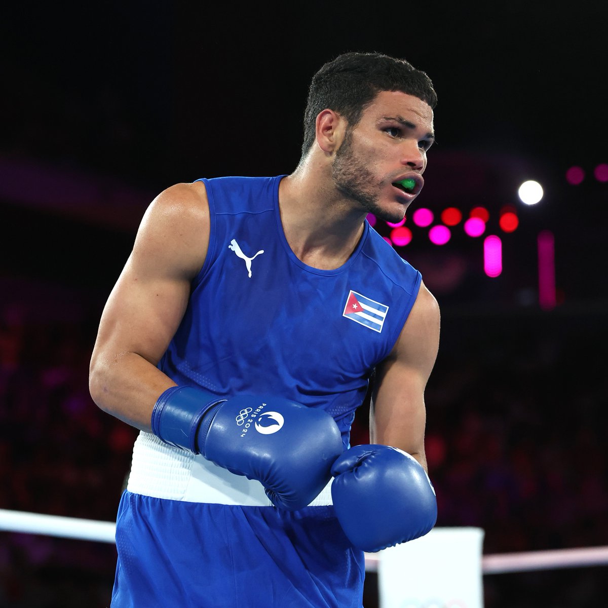 ¡El cubano Erislandy Álvarez es campeón olímpico! 🇨🇺🥊

En la categoría 63.5 kg del boxeo, le ganó al anfitrión Sofiane Oumiha en fallo dividido. 🥇

La rica historia cubana en este deporte sumó su medalla N° 80 en los #JuegosOlímpicos. 

#Paris2024