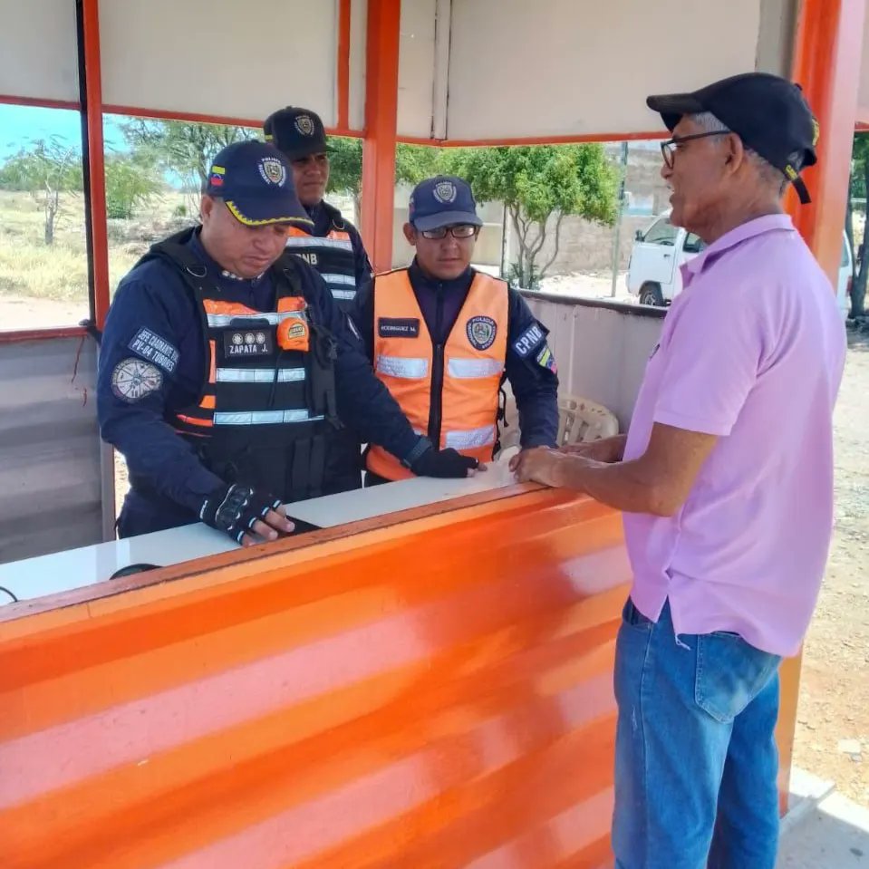 Transito_nvaesp's tweet photo. 🫵🏽👮🏼Efectivos del servicio de @transitocpnb_ se encuentran desplegados en las diferentes vías públicas, realizando chequeos de documentos y verificaciones ante el sistema Siipol, esto para garantizar e impedir incidencias negativas en nuestro querido estado. https://t.co/MY8qbKdps7