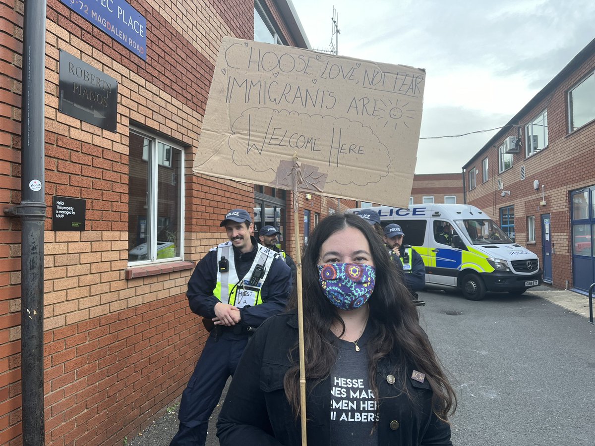 edwardburnettt's tweet image. The protest in Oxford tonight was peaceful. No sign of far-right counter protestors. Thames Valley Police did an excellent job of keeping the street safe and flowing as promised. It was a pleasure to report on. I’ll be back tomorrow with more reaction. Thanks for tuning in. 👋