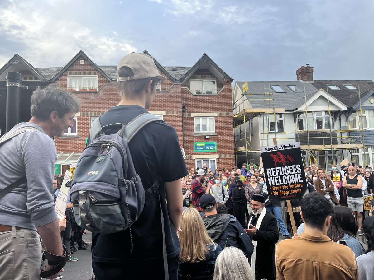edwardburnettt's tweet image. The protest in Oxford tonight was peaceful. No sign of far-right counter protestors. Thames Valley Police did an excellent job of keeping the street safe and flowing as promised. It was a pleasure to report on. I’ll be back tomorrow with more reaction. Thanks for tuning in. 👋