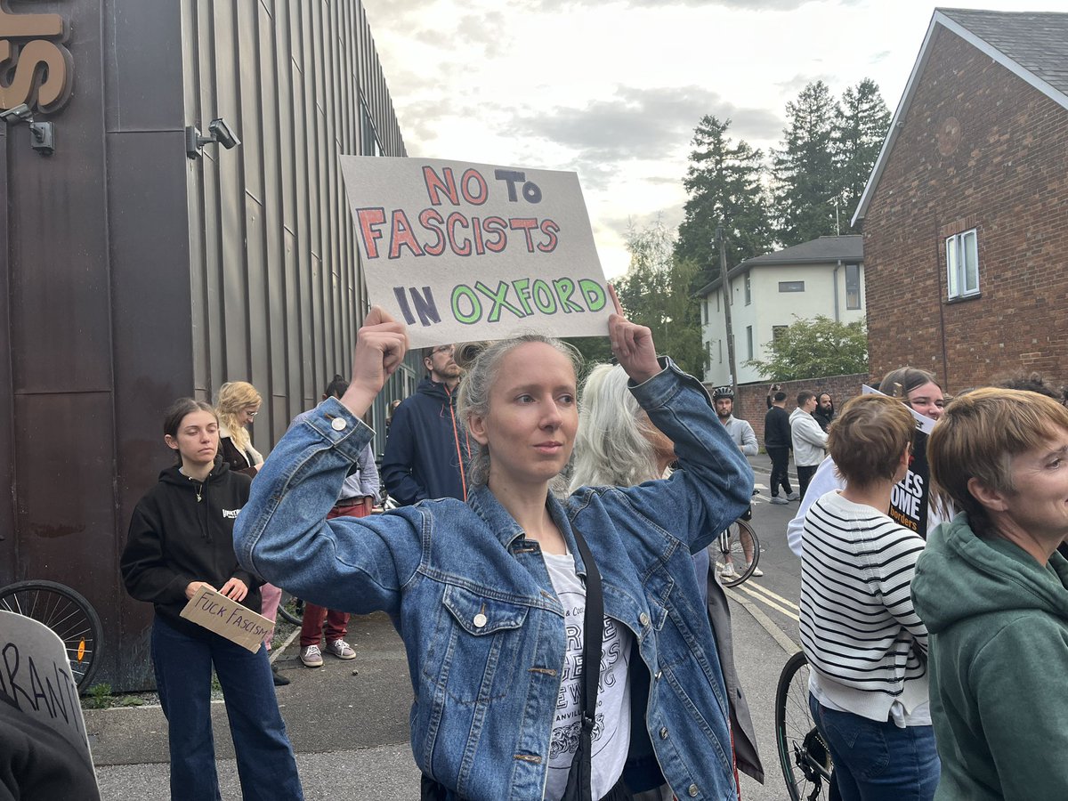 edwardburnettt's tweet image. The protest in Oxford tonight was peaceful. No sign of far-right counter protestors. Thames Valley Police did an excellent job of keeping the street safe and flowing as promised. It was a pleasure to report on. I’ll be back tomorrow with more reaction. Thanks for tuning in. 👋