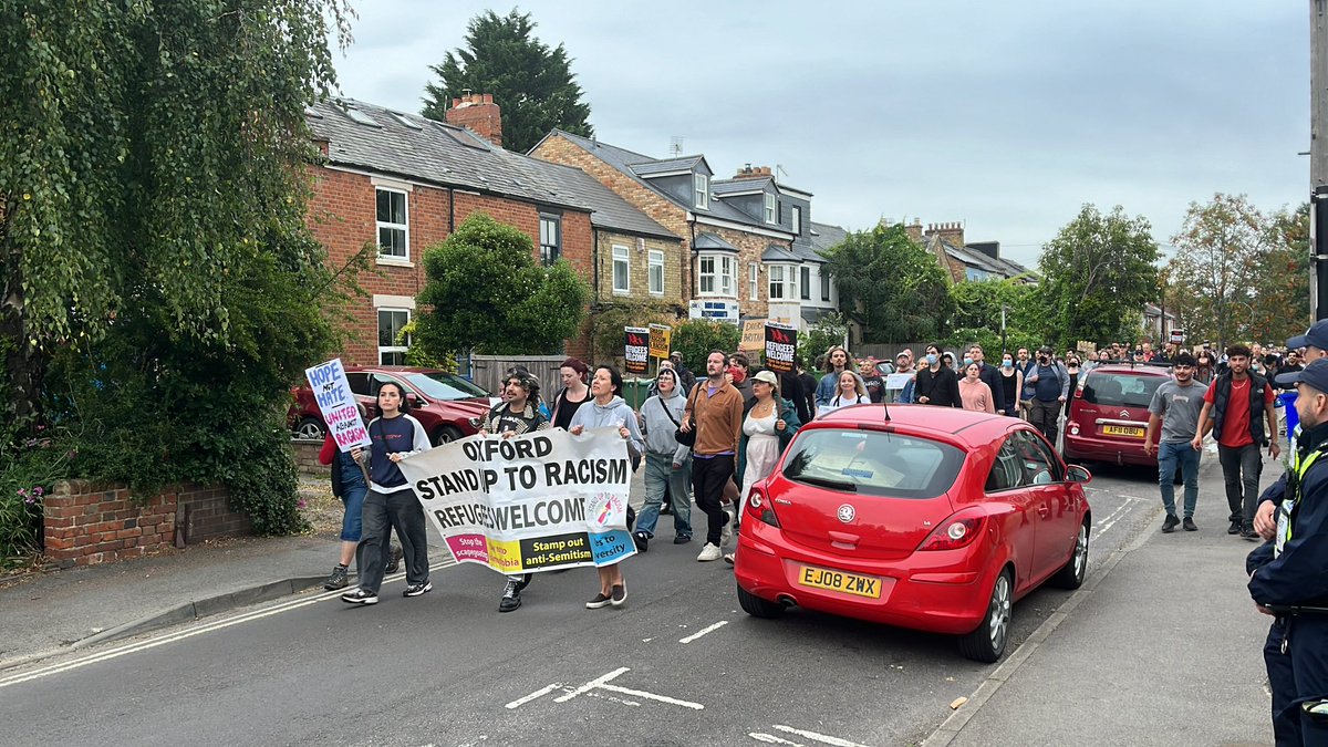 edwardburnettt's tweet image. The protest in Oxford tonight was peaceful. No sign of far-right counter protestors. Thames Valley Police did an excellent job of keeping the street safe and flowing as promised. It was a pleasure to report on. I’ll be back tomorrow with more reaction. Thanks for tuning in. 👋