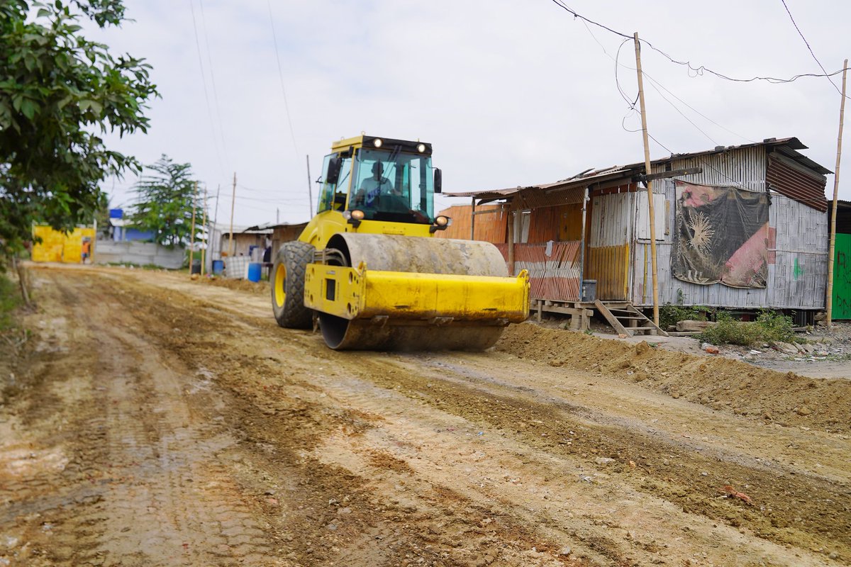 GobiernodeDuran's tweet photo. Siguiendo los lineamientos del alcalde @CHONILLOec, personal de la Dirección General de Obras Públicas realizó labores de relleno y reconformación en la Coop. Luz María. https://t.co/cdIg8sTBrK