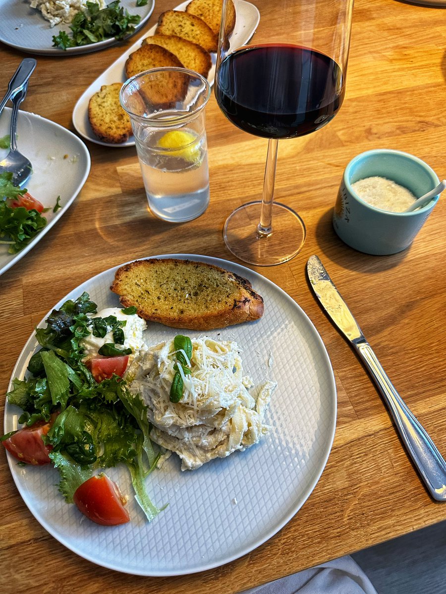 hug71's tweet photo. 750 gr ricotta
200 gr peccorino
Sítónubörkur af 3 🍋
3 msk ólifuolía EV
Salt &amp; pipar
Pastavatn 1 ausa
Blanda vel saman
Bæta útí ➡️
Ferskt pasta 500 gr
Basilíka eftir smekk https://t.co/HqgIAVaJCP