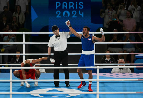 Extraordinaria victoria de Erislandy Álvarez por la medalla de oro en boxeo en #Paris2024 .

Vibramos de emoción con cada uno de sus golpes y en cada asalto de esa gran final.

El deporte de Cuba aportando nuevos triunfos.

#CubaInspira