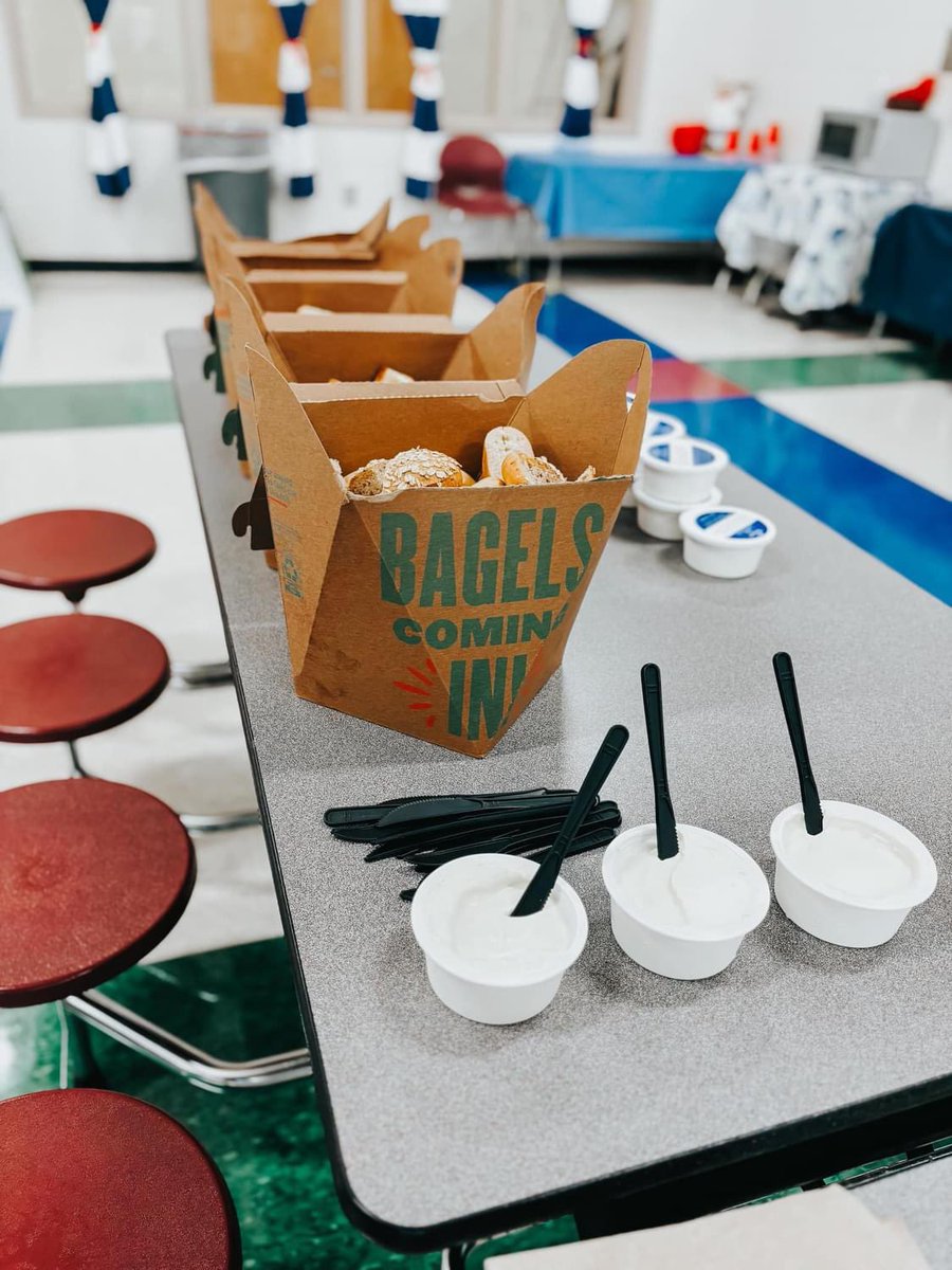 StephenCox_SC's tweet photo. 🍴🥯Our church has been able to bless several public schools in the last few weeks. 

We enjoy the opportunities to build community and support our local educators as they prepare to return to their classrooms this week. Thank you to our partner churches who make this all happen.

It is amazing to see what God is doing through @bbcsimpsonville