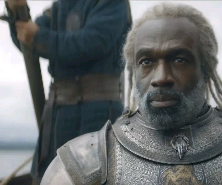 ThronesUpdates's tweet photo. Corlys spent all season watching his ship get rebuilt then ended the finale riding a canoe https://t.co/B9Jda6LWSP