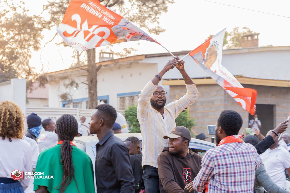 KamusakyJossar1's tweet photo. Le Secrétaire général de l'UNC le général 5 étoiles @BillyKambale1 a présidé une réunion au siège du parti à #kolwezi avec les cadres et militants du parti cher au mwalimu @VitalKamerhe1 @Bibishe6 https://t.co/98wFOWLl2T