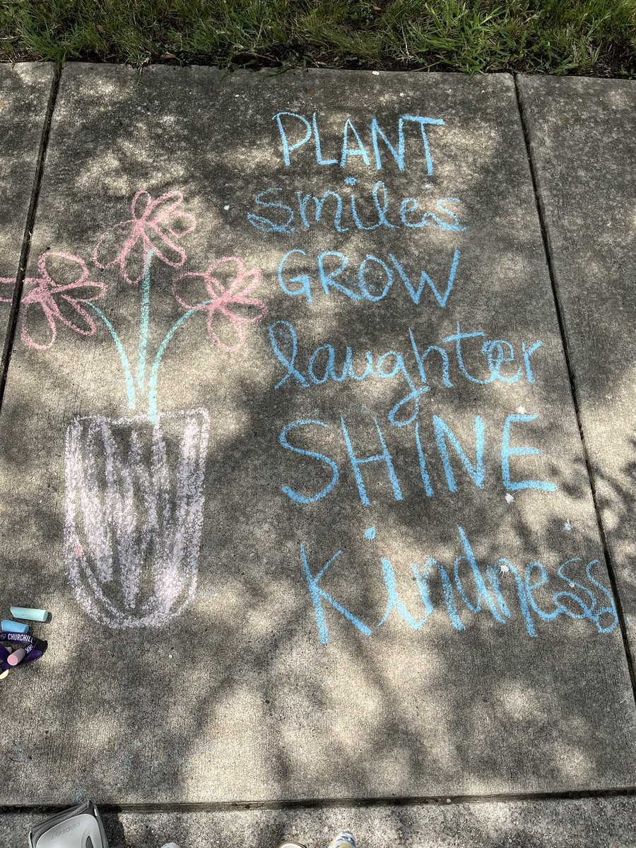 CHPCRUSADERS's tweet photo. Spreading some joy and welcoming our students, staff, and families with a “chalk the walk”! #benicetoyourbusdrivers #weareCHP #WhereGreatThingsGrow @JCPSKY @JCPSZone2 https://t.co/gX71tw3CfZ