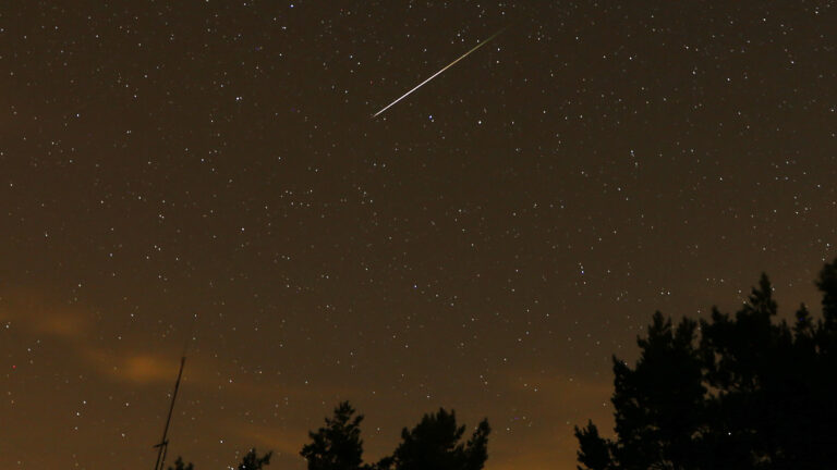 BostonDotCom's tweet photo. Perseid meteor shower peaks Sunday evening and clear skies are promising a good show. https://t.co/1GHcVONCaZ https://t.co/zGGvWCFHlT