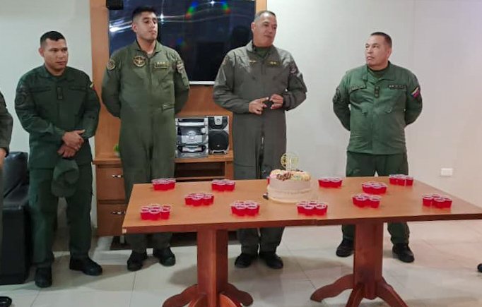 📢 #Enterate || En la tarde de este miércoles, se realizó un compartir a fin de celebrar al cumpleañero del mes y profesional del mes, para personal militar de este Gran Comando.
#VenezuelaHaceJusticia #FANB #SoloUnidosVenceremos #7Ago