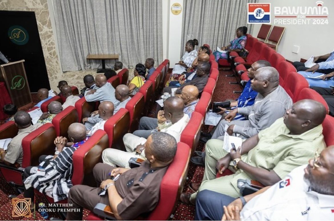 MatthewOPrempeh's tweet photo. Today, we had a valuable session, reconnecting with our former Members of Parliament, tapping into their wealth of experience and expertise. The meeting was led by our party's Presidential Candidate H.E. Alhaji Dr. Bawumia to rally our key members to actively work towards victory 2024

#Itispossible
#Victory2024