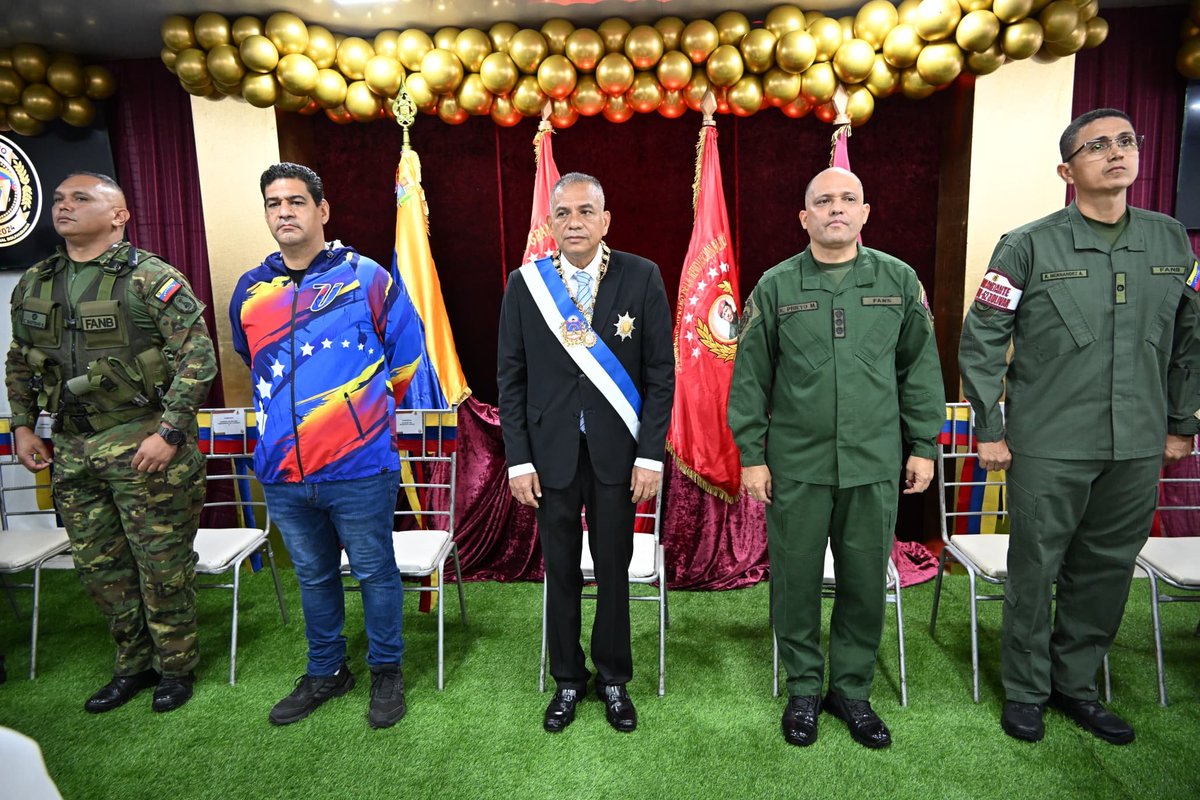 _PrensaGobol's tweet photo. Un grupo de 24 efectivos militares de la GNB oficiales y de tropa profesional, recibieron condecoraciones por parte del gobernador @amarcanopsuv, este miércoles. 

El acto se realizó en la sede del Comando de Zona de la GNB N° 62 Bolívar, del municipio Caroní.

#VoluntadYTrabajo https://t.co/y66cAOClio