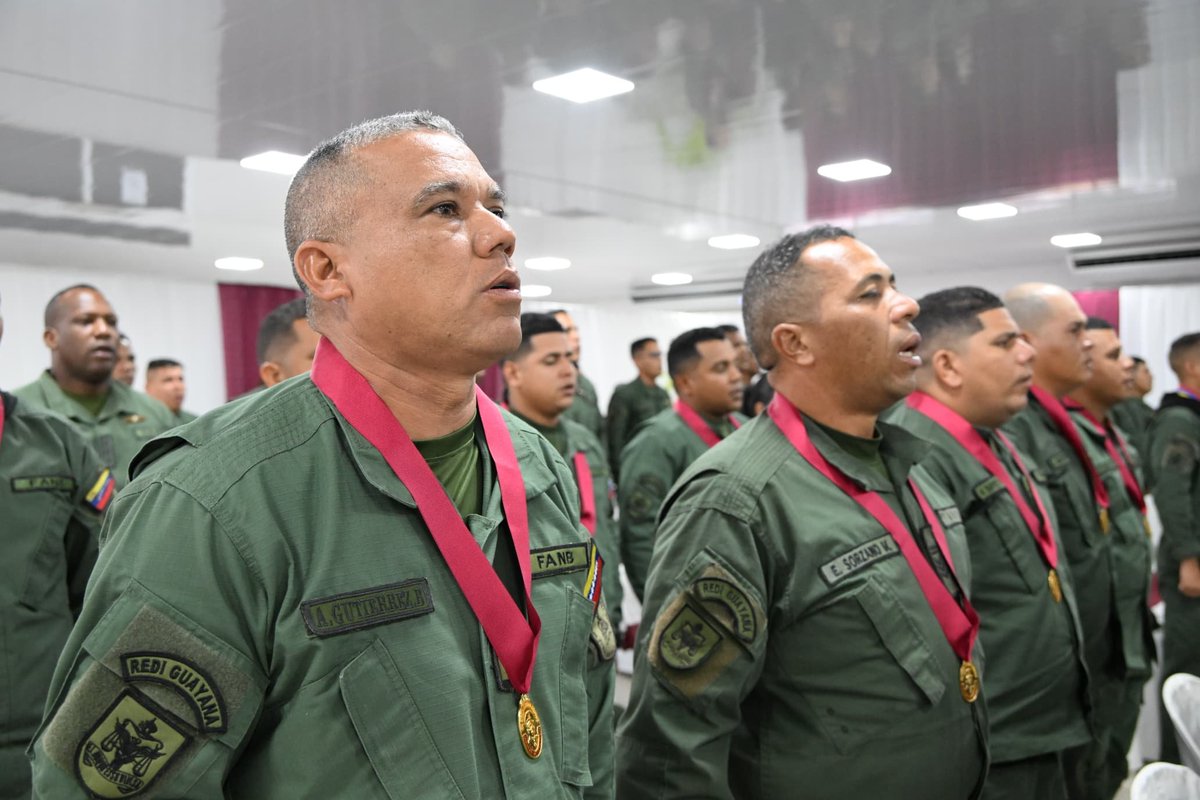 _PrensaGobol's tweet photo. Marcano estuvo acompañado por el alcalde del municipio, @OviedoPSUV, así como el G/B José Hernández Aguirre, Comandante de la Zona N° 62 Bolívar y el M/G Rafael Prieto Figueroa, Comandante de la Redi Guayana, junto a autoridades castrenses.

#VoluntafYTrabajo https://t.co/aM4WBYN6w0
