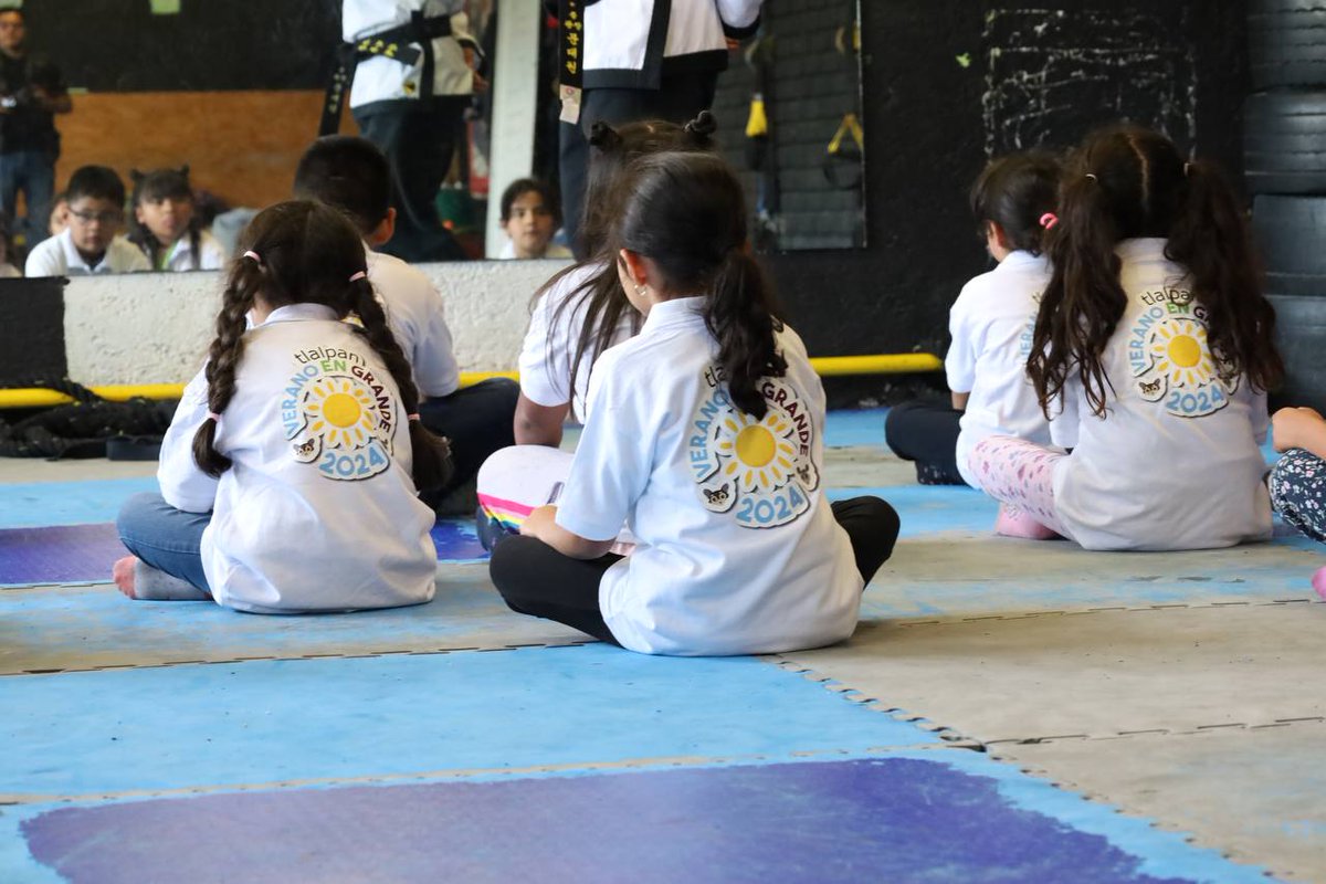 alfagonzalezm's tweet photo. El reconocimiento y cariño que me brindan las y los niños siempre me llena el corazón y me recuerda que trabajo para su futuro. Hoy recorrimos las actividades del curso de verano que organizamos en el Deportivo Sánchez Taboada y pude verificar que están aprendiendo nuevas cosas, mientras se divierten. #VeranoEnGrande