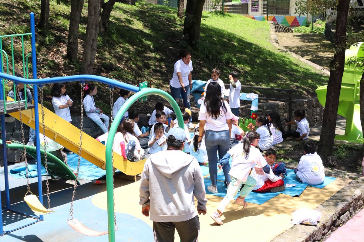 alfagonzalezm's tweet photo. El reconocimiento y cariño que me brindan las y los niños siempre me llena el corazón y me recuerda que trabajo para su futuro. Hoy recorrimos las actividades del curso de verano que organizamos en el Deportivo Sánchez Taboada y pude verificar que están aprendiendo nuevas cosas, mientras se divierten. #VeranoEnGrande