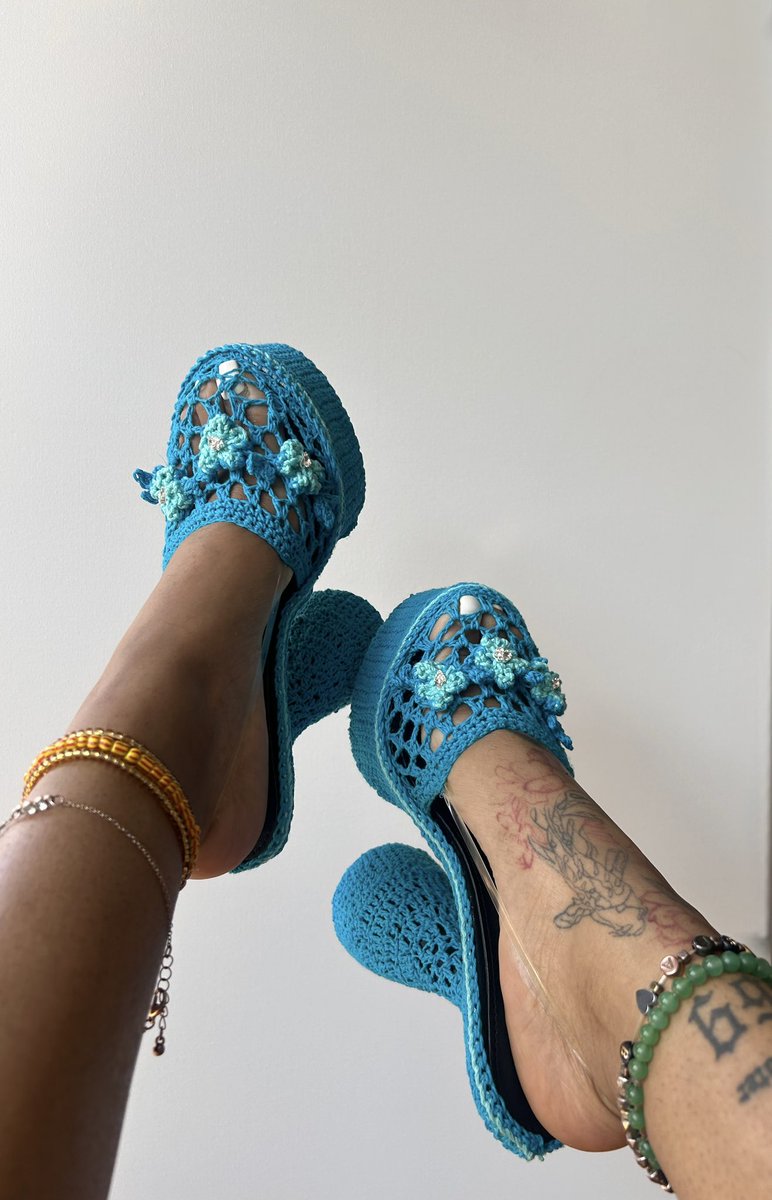 ChelseaB128's tweet photo. Auntie’s Beauty Supply Slippers got an upgrade 💅🏽🧶

Quick trip to the 2000’s for this concept https://t.co/edDJNj0CbG