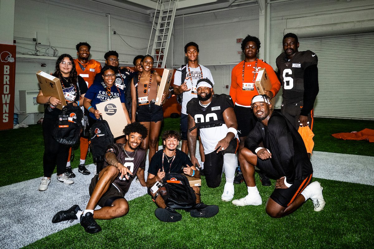 SITG_Browns's tweet photo. Training Camp ended with a special surprise for @CCSDRedDevils yesterday! 😎💻

Eight 2024 high school graduates went home with a brand new laptop and backpack full of @Browns swag to help them with their next step of attending college or trade school. https://t.co/PPdGETewXW