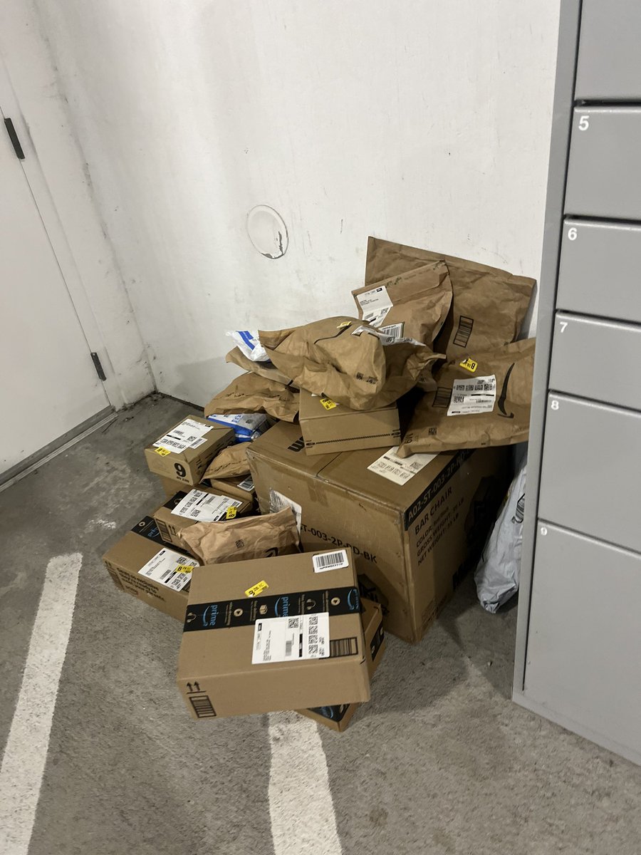 __love3pink's tweet image. If you ever wonder why you order stuff from @amazon and don’t get it. this is why !!! The @amazon delivery drivers are the WORST in Chesapeake, Va. packages are suppose to be in our lockers with a code yet they leave them on the ground beside the lockers to be stolen
@JeffBezos
