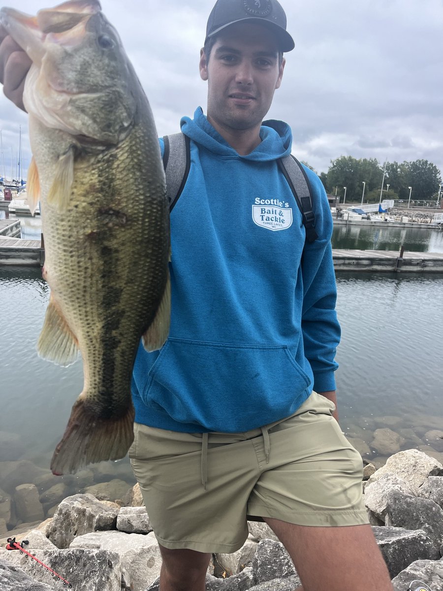 MeppsSpinners's tweet photo. Every Mepps angler has their go-to lure...For Tommy Newman as long as it is a Hot Chartreuse or a Hot Orange Aglia Tandem, it will catch fish! Not only does he love these lures, but so do the bass and pike!

#MeppsCatch https://t.co/9txzOK4IoK