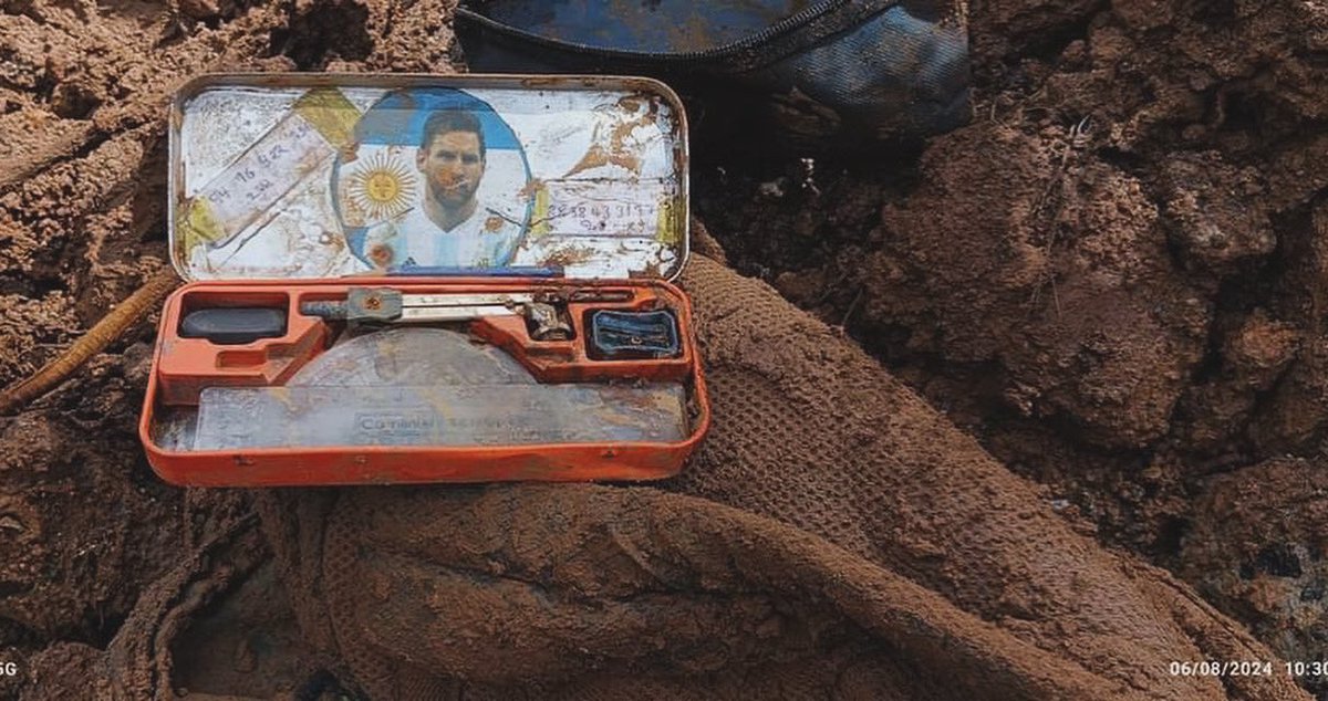 aga_thariq's tweet photo. A heartbreaking photo from the landslide site in Wayanad: parents' contact numbers on either side, and in the middle, Lionel Messi.

Prayers for the little fan 🙏🏻

#leomessi #LionelMessi #KeralaDisaster #Wayanad #WayanadLandslide https://t.co/zJoB5Y0iSF