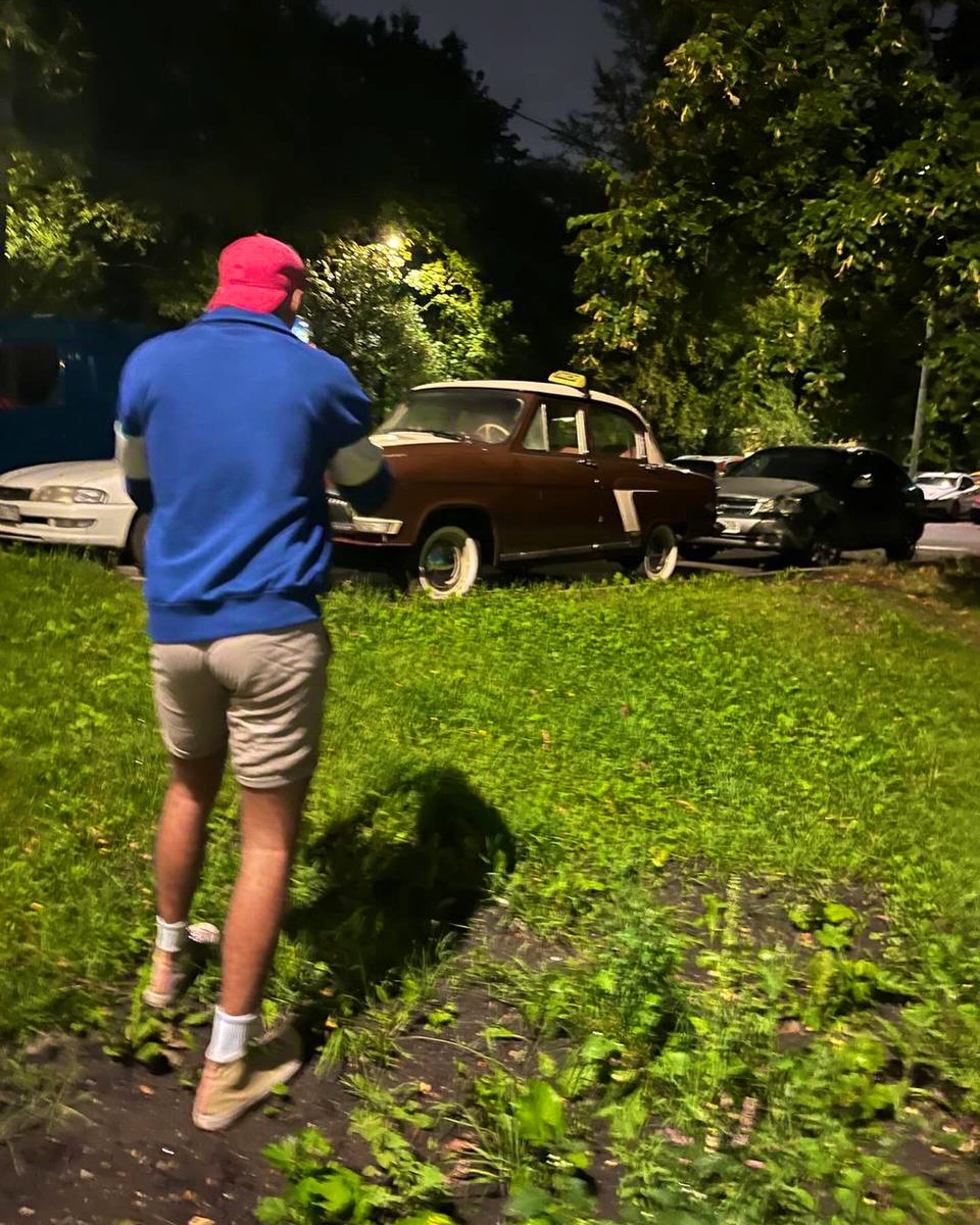 Очень нравится 21 Волга, когда-то даже собирался ее купить. Вы знали что у нее салон трансформируется в кровать?