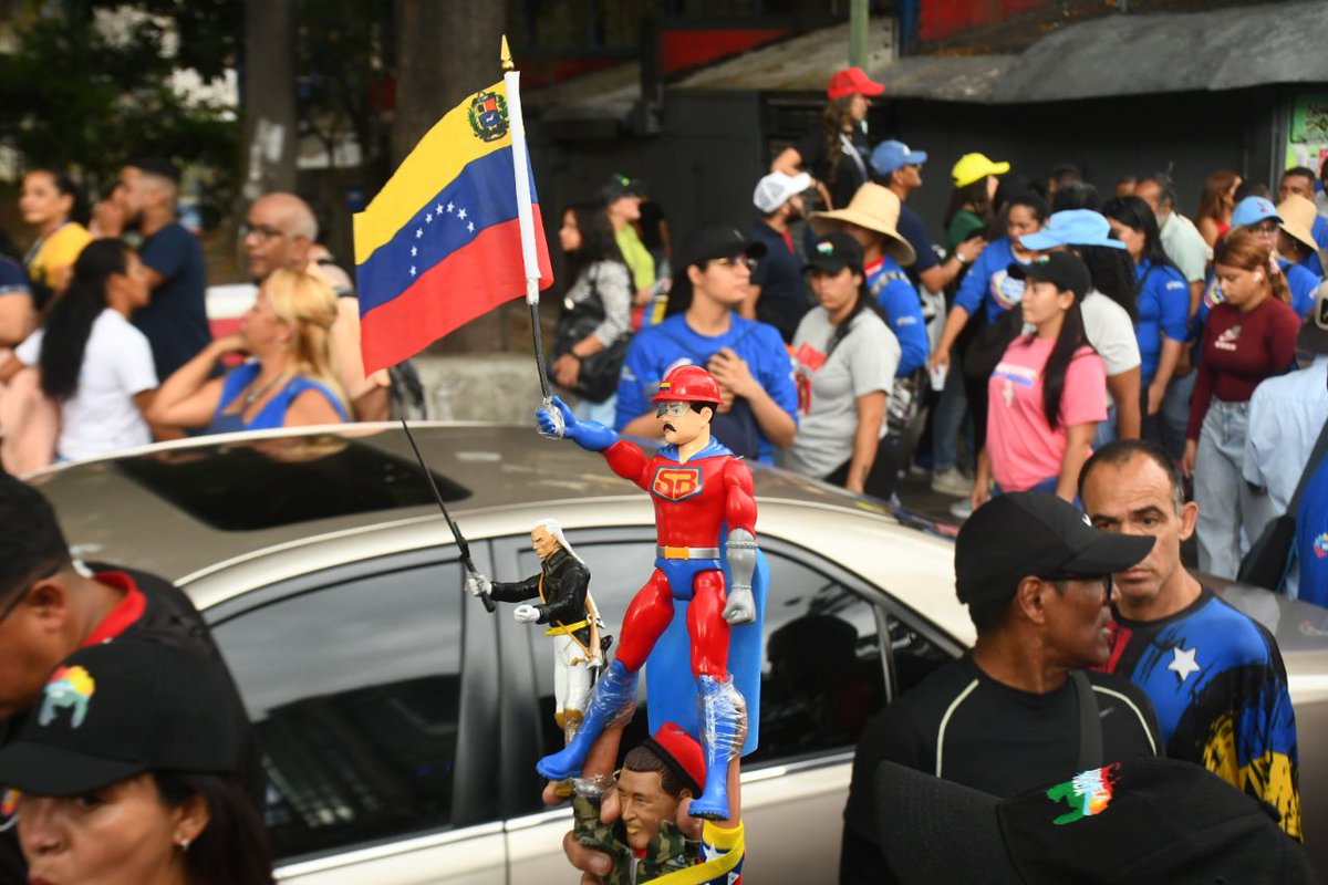 PartidoPSUV's tweet photo. #MásImagenes

Las calles de Caracas desbordadas de amor y alegría.

Seguimos defendiendo en legado de nuestro eterno Comandante Hugo Chávez Frías.🥰

#JusticiaSoberana https://t.co/XVzRo5vKtZ