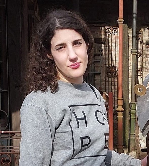 desaparecidaorg's tweet photo. #URGENTE >> Lamentamos mucho informar que localizaron el cuerpo de Rocío Fernández, desaparecida el 2/8 en Mar del Plata, Buenos Aires. LA MATARON!! a golpes y escondieron el cuerpo en una heladera. El femicida sería Juan Carlos Galarregui, se encuentra #PROFUGO. QEPD Rocío 😔💜 https://t.co/IyH6tLdBkl