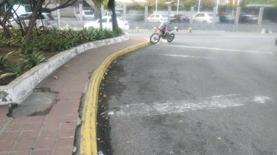 #07Ago | Funcionarios adscritos a nuestra Dirección de Tránsito han atendido denuncia a través de RRSS donde reportaban la presencia de motorizados ocupando espacios públicos entorpeciendo el libre tránsito vehicular y peatonal. 
#TudenunciaSIimporta
#ServiryProtegerPMS