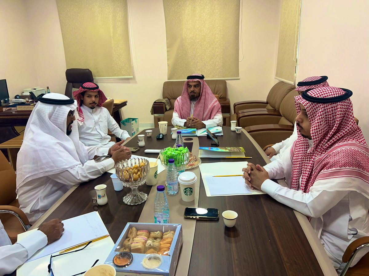 albushra2030's tweet photo. تم اليوم اجتماع مثمر للمشرف العام على المدارس  د. عبدالعزيز الخطابي مع مدراء الفروع، حيث تم مناقشة الاستعدادات النهائية لضمان بداية جادة وناجحة للعام الدراسي الجديد 1446. نتطلع لعام مليء بالنجاحات والتقدم

#تعليم_مكة 
#عوداً_حميداً 
#التعليم_الأهلي https://t.co/xh6YuAOUd9
