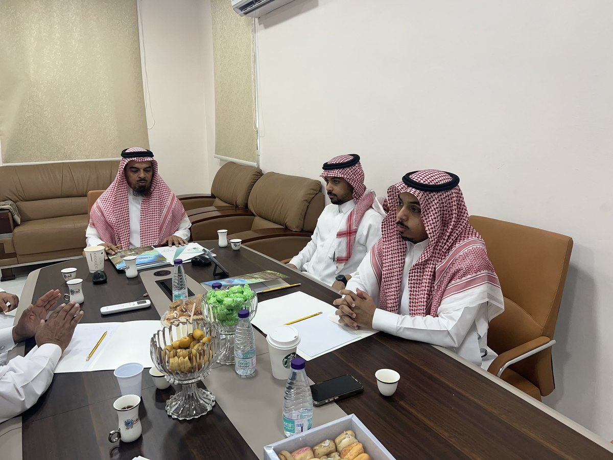 albushra2030's tweet photo. تم اليوم اجتماع مثمر للمشرف العام على المدارس  د. عبدالعزيز الخطابي مع مدراء الفروع، حيث تم مناقشة الاستعدادات النهائية لضمان بداية جادة وناجحة للعام الدراسي الجديد 1446. نتطلع لعام مليء بالنجاحات والتقدم

#تعليم_مكة 
#عوداً_حميداً 
#التعليم_الأهلي https://t.co/xh6YuAOUd9