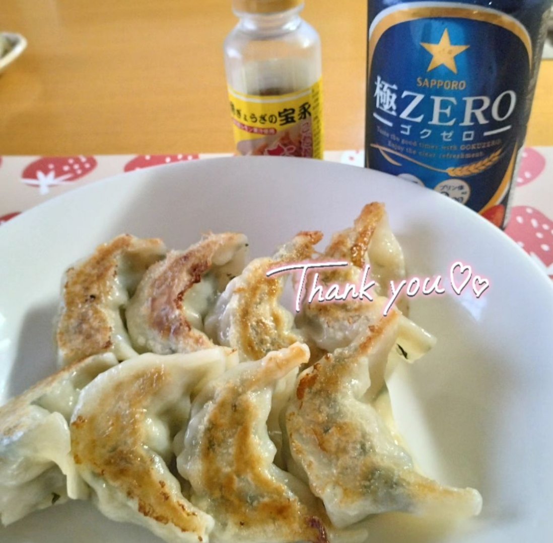 gyouzanohoueiat's tweet photo. まだまだお中元承り中
お盆だけどGW  #gyozaweek

今日は #ろう花 の先生お気に入りしそ餃子の #ぎょうざの焼き目は十人十色

プレーン、にんにくなし、しそ見た目でわかる方いらっしゃいます？
私はほとんど判らない¯\( ˘–˘ )/¯

⁡また１つ素敵な時間に乾杯
ありがとうございました🥂·͜· ♡⁡⁡⁡⁡ https://t.co/IWfVFl7C3l