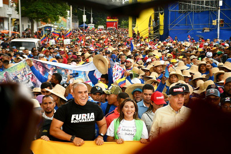 PartidoPSUV's tweet image. Campesinos, pescadores, comuneros y conuqueros se movilizan, en defensa de la paz y en apoyo al presidente @NicolasMaduro.

#JusticiaSoberana