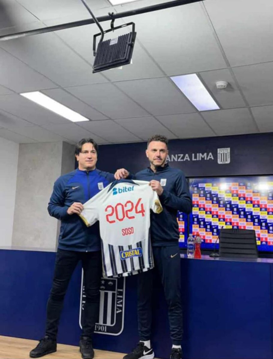 SLOC2208's tweet photo. Un nuevo inicio en La Victoria. 🇦🇷🧠Mariano Soso fue presentado de manera oficial como nuevo director técnico de 🔵⚪🔵 Alianza Lima y habló en conferencia de prensa.

 📸:@Amdiaz2004 https://t.co/kO3pse1Ssj