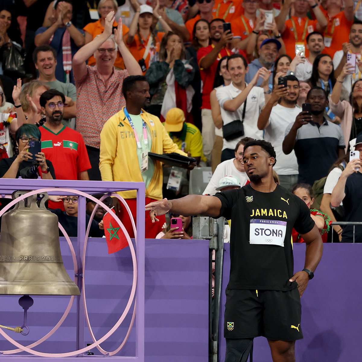 🔴 Jamaikalı sporcu Roje Stona, disk atmada olimpiyat rekoru kırdıktan sonra Yusuf Dikeç pozu verdi.