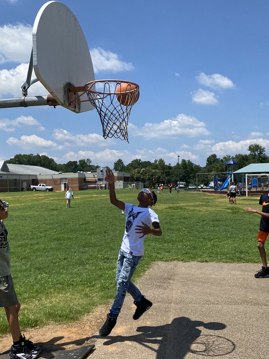 Stephmarqz's tweet photo. @eastlake_hcs really knows how to have fun during recess! https://t.co/4xDivNABuP