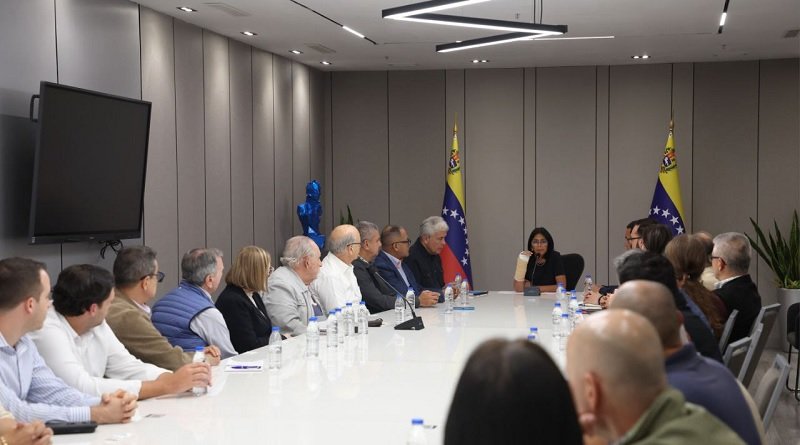 📰 Vicepresidenta Delcy Rodríguez lideró reunión de trabajo con el sector cárnico nacional.
Les más en ⏩  goo.su/xaYo
#JusticiaSoberana
