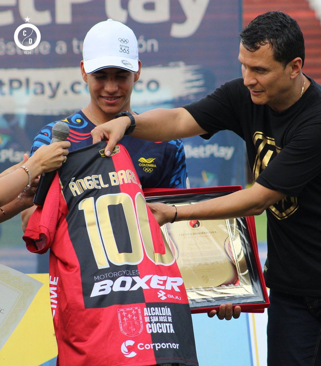 Cucutaoficial's tweet image. 🥈🔴⚫️Nuestro medallista olímpico, @angel_barajas34 acompañó al equipo durante los actos protocolarios y recibió reconocimiento como Socio Honorario #001 del Cúcuta Deportivo FC.