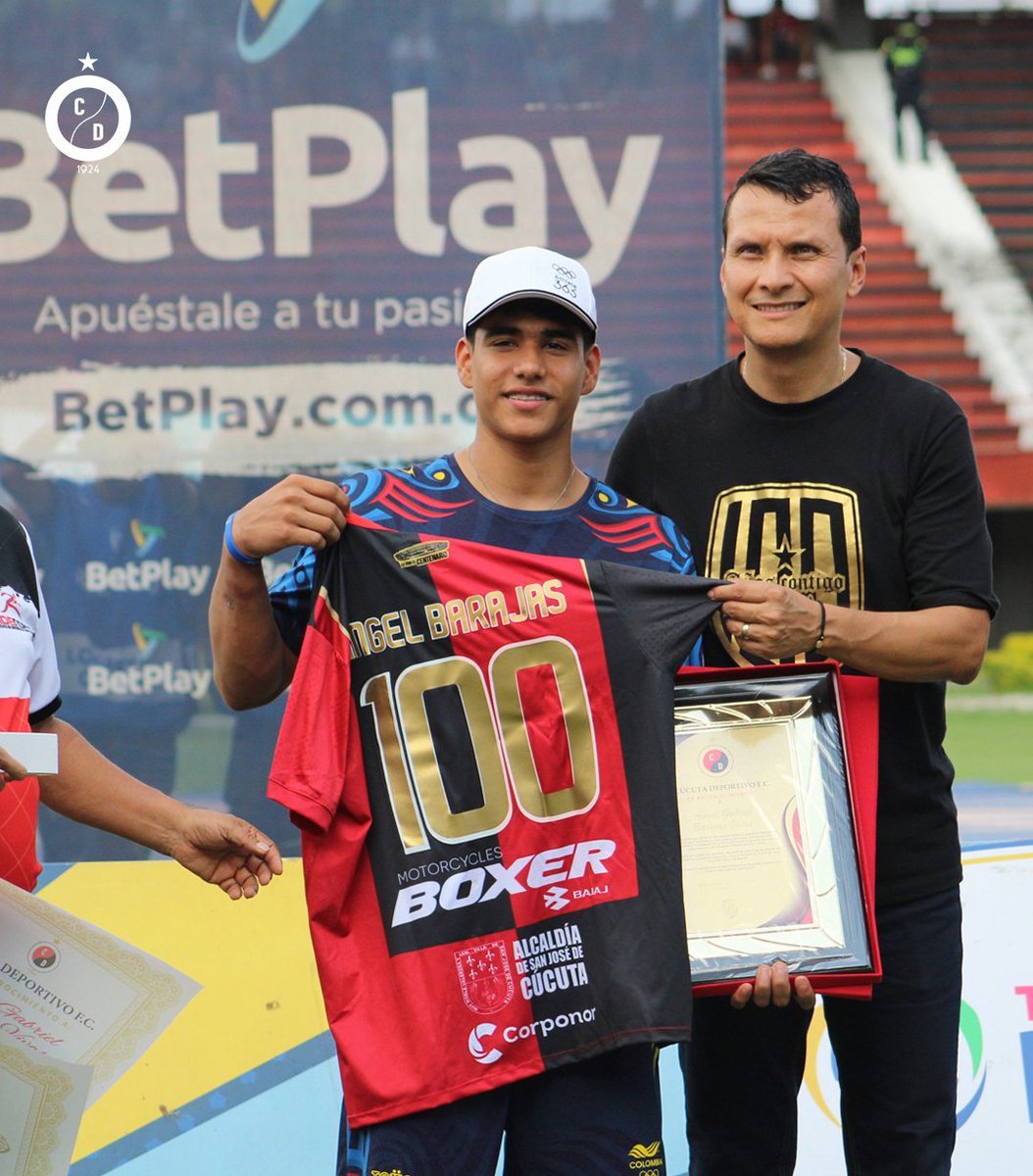 Cucutaoficial's tweet image. 🥈🔴⚫️Nuestro medallista olímpico, @angel_barajas34 acompañó al equipo durante los actos protocolarios y recibió reconocimiento como Socio Honorario #001 del Cúcuta Deportivo FC.