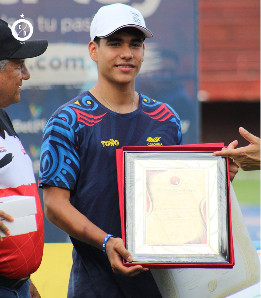 Cucutaoficial's tweet image. 🥈🔴⚫️Nuestro medallista olímpico, @angel_barajas34 acompañó al equipo durante los actos protocolarios y recibió reconocimiento como Socio Honorario #001 del Cúcuta Deportivo FC.