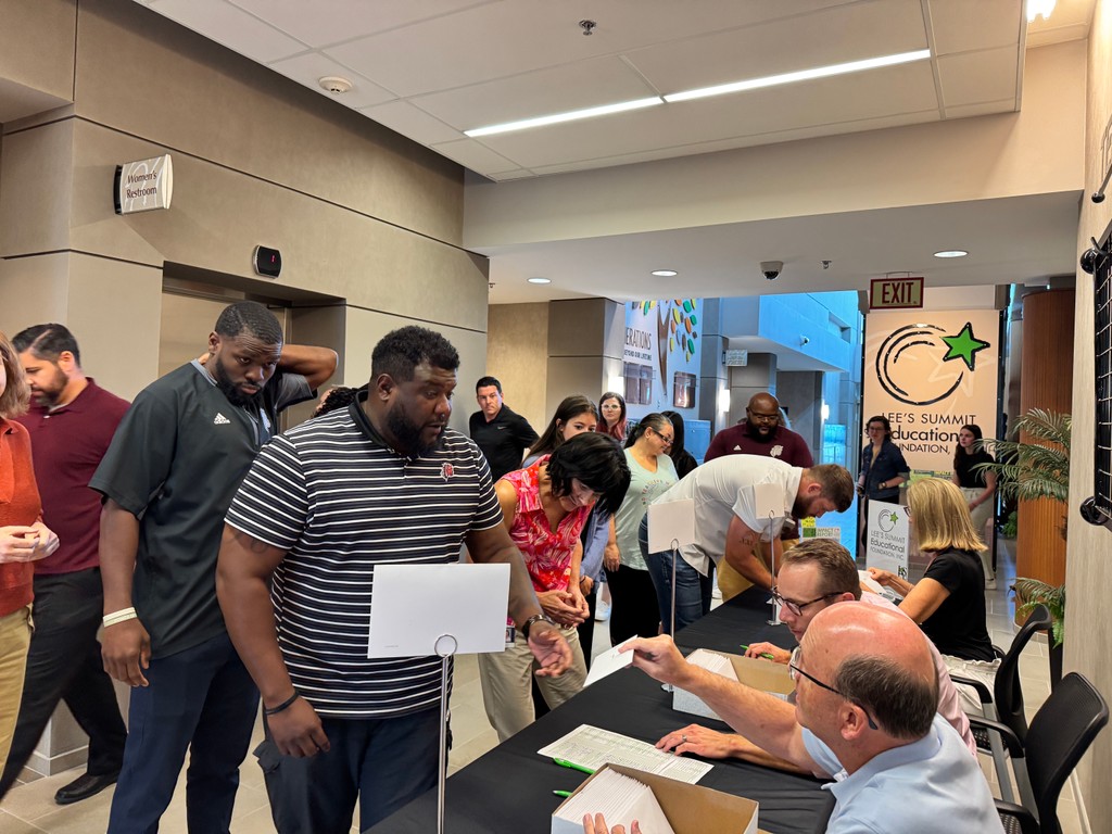 lsedfoundation's tweet photo. Today, at the New Teacher Academy, the Foundation awarded $100 teacher grants to 140 new teachers, totaling $14,000! These grants will help our amazing educators set up their new classrooms and provide the best learning environment for our students.
#LSEF #LSR7 #NewTeachers https://t.co/wRlKky3JIj